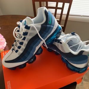 Nike Shoes - Men’s 7.5 women’s 9 brand new air max Nike Shoes - Men’s 7.5 women’s 9 brand new air max